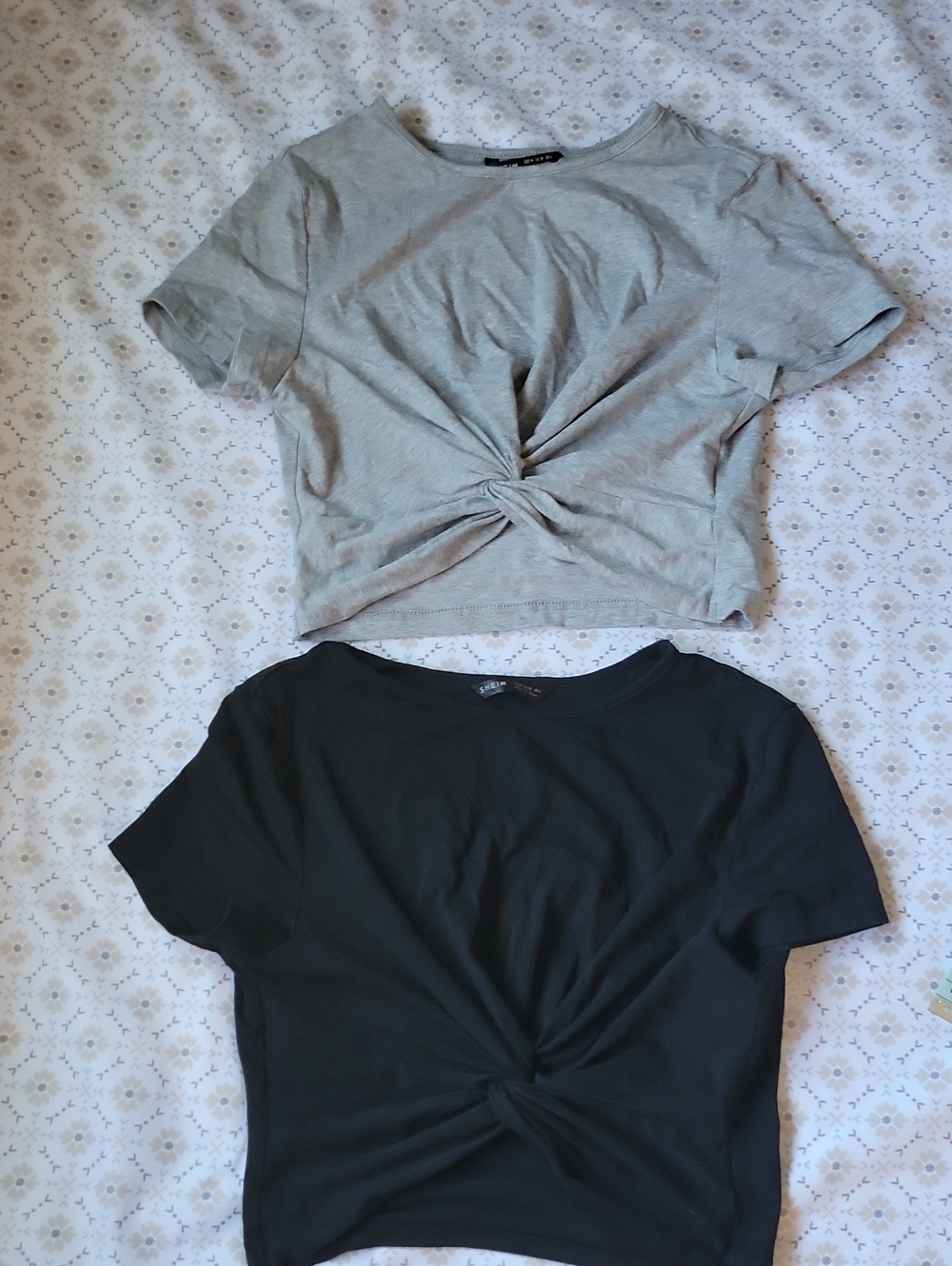 SHEIN Knot Front Crop Tee - Gray & Black